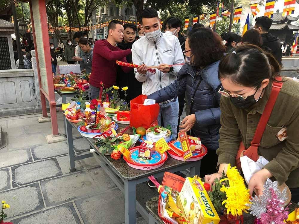 Lễ vật cầu duyên cần được chuẩn bị chu đáo và đầy đủ.